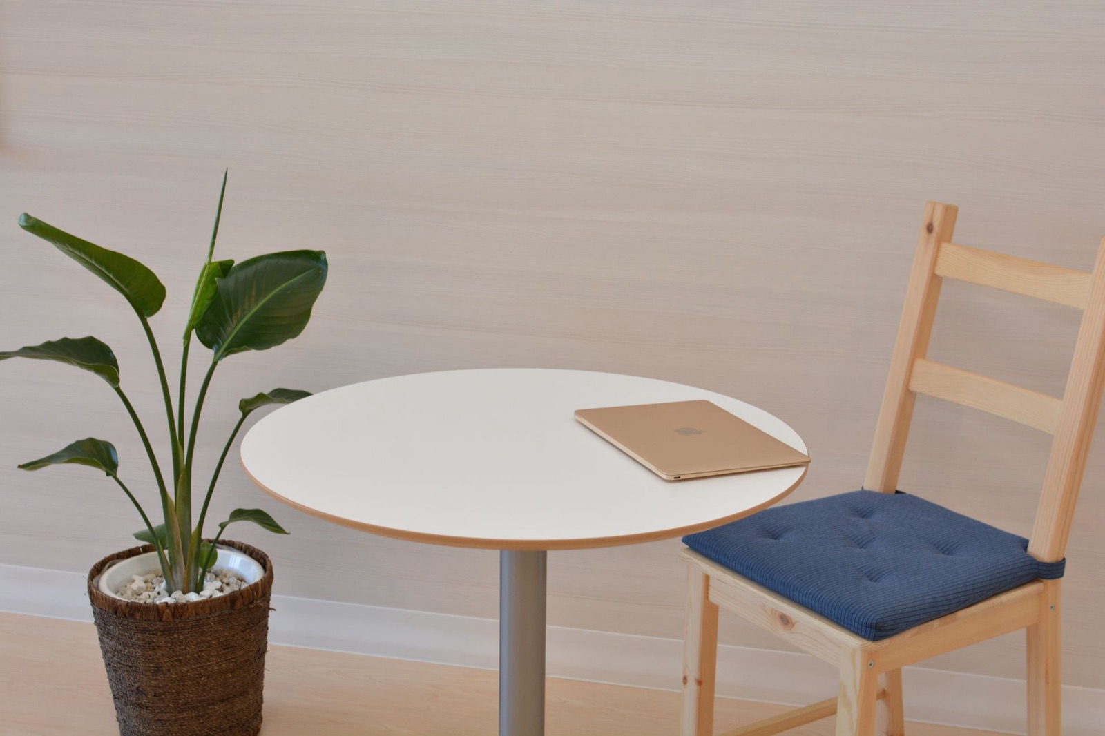 Ruhiger Arbeitsraum und Arbeitsmaterialien